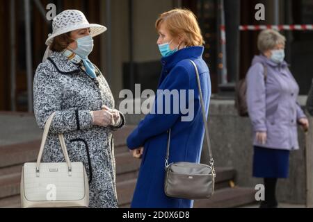 Moskau, Russland. 3. Oktober 2020 Frauen mit Schutzmaske Vortrag auf der Tverskaya Straße im Zentrum von Moskau während der neuartigen Coronavirus COVID-19 Pandemie in Russland Stockfoto