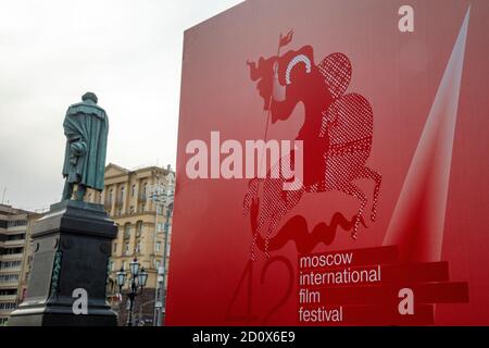 Moskau, Russland. 3. Oktober 2020 Emblem und Banner des 42. Internationalen Filmfestivals Moskau auf dem Puschkinskaja-Platz im Zentrum von Moskau, Russland Stockfoto