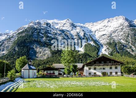 Das Leutaschtal erstreckt sich über mehr als 16 Kilometer von der Hohen Munde nach Nordosten entlang des Wettersteingebirges und endet an der Leutaschschlucht. Stockfoto