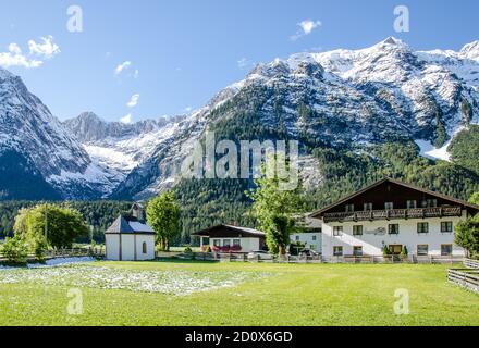 Das Leutaschtal erstreckt sich über mehr als 16 Kilometer von der Hohen Munde nach Nordosten entlang des Wettersteingebirges und endet an der Leutaschschlucht. Stockfoto