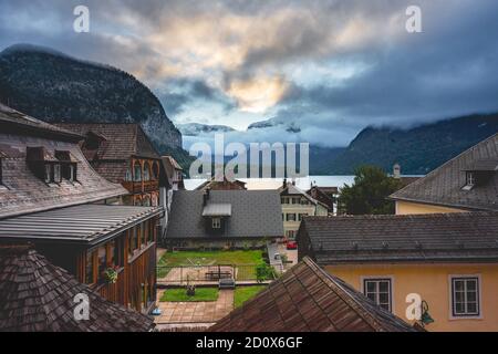 Schöne Stadt am See, Hallstatt Österreich 26 September 2020. Stockfoto