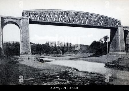 Historische Ansicht der Eisenbahnbrücke Lessart über den Fluss Rance bei Dinan, Côtes-d'Armor, Bretagne, Frankreich, aus einer Postkarte um 1900. Stockfoto