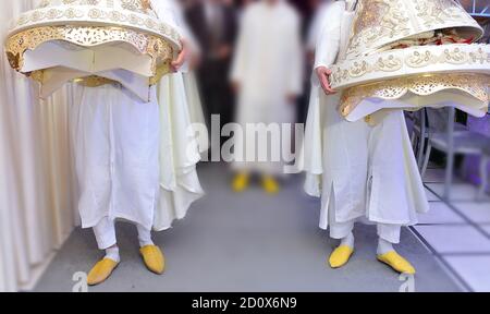 Marokkanische Tyafer, traditionelle Geschenk-Container für die Hochzeitszeremonie, dekoriert mit verzierten goldenen Stickereien.Marokkanische Henna .Hochzeitsgeschenke für die b Stockfoto