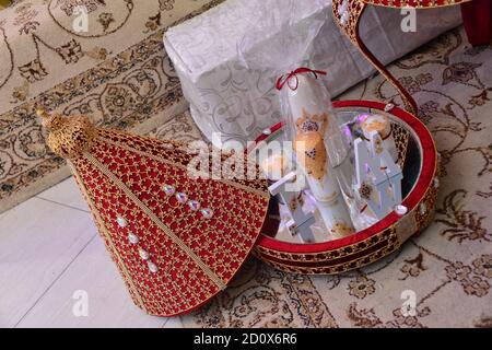 Marokkanische Tyafer, traditionelle Geschenk-Container für die Hochzeitszeremonie, dekoriert mit verzierten goldenen Stickereien.Marokkanische Henna .Hochzeitsgeschenke für die b Stockfoto