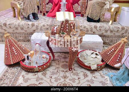 Marokkanische Tyafer, traditionelle Geschenk-Container für die Hochzeitszeremonie, dekoriert mit verzierten goldenen Stickereien.Marokkanische Henna .Hochzeitsgeschenke für die b Stockfoto