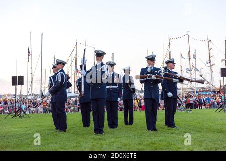 Boston, Massachusetts. 21. Juni 2017. Segeln Sie Nach Boston. US Coast Guard Silent Drill Team beim Sunset Salute. Stockfoto