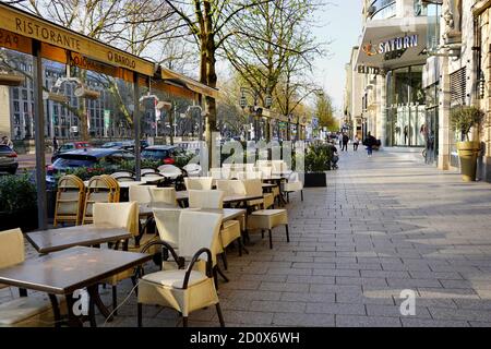 Königsallee in der Düsseldorfer Innenstadt während der Corona-Sperre. Es ist in der Regel eine der belebtesten Einkaufsstraßen in Deutschland. Stockfoto