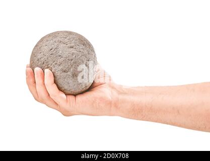 Hand hält Steinkugel. Stück Stein isoliert auf weiß Stockfoto