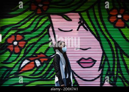 Barcelona, Spanien. Oktober 2020. Eine Frau, die eine Gesichtsmaske als vorbeugende Maßnahme trägt, geht auf der Straße. Quelle: Jorge Sanz/SOPA Images/ZUMA Wire/Alamy Live News Stockfoto