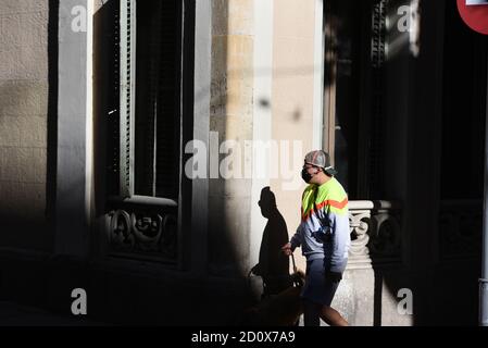 Barcelona, Spanien. Oktober 2020. Ein Mann, der eine Gesichtsmaske als vorbeugende Maßnahme trägt, geht auf der Straße. Quelle: Jorge Sanz/SOPA Images/ZUMA Wire/Alamy Live News Stockfoto