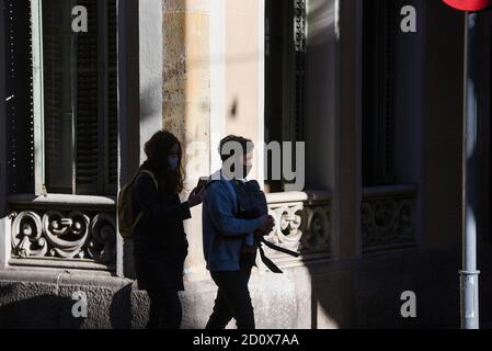 Barcelona, Spanien. Oktober 2020. Menschen mit Gesichtsmasken als vorbeugende Maßnahme gehen entlang der Straße. Quelle: Jorge Sanz/SOPA Images/ZUMA Wire/Alamy Live News Stockfoto