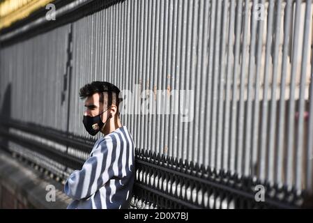 Barcelona, Spanien. Oktober 2020. Auf der Straße steht ein Mann mit Gesichtsmaske als vorbeugende Maßnahme. Quelle: Jorge Sanz/SOPA Images/ZUMA Wire/Alamy Live News Stockfoto