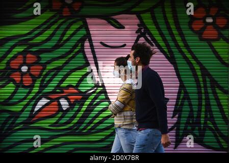 Barcelona, Spanien. Oktober 2020. Menschen mit Gesichtsmasken als vorbeugende Maßnahme gehen entlang der Straße. Quelle: Jorge Sanz/SOPA Images/ZUMA Wire/Alamy Live News Stockfoto