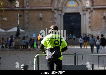 Barcelona, Spanien. Oktober 2020. Auf der Straße steht ein Mann mit Gesichtsmaske als vorbeugende Maßnahme. Quelle: Jorge Sanz/SOPA Images/ZUMA Wire/Alamy Live News Stockfoto