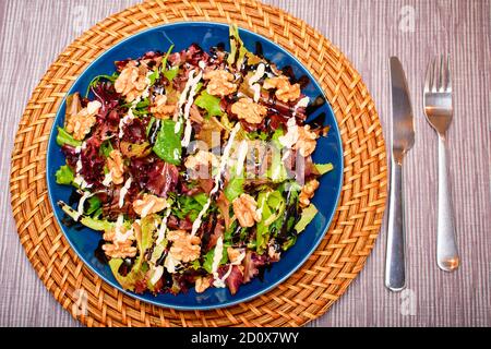 Top vieo von einem Salat mit einer Mischung aus Salat, Walnüssen, natives Olivenöl extra, Balsamico-Essig, Mayonnaise und Salz Stockfoto