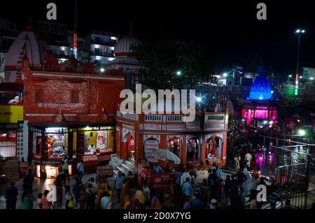 Nachtansicht der Göttin ganga Tempel in har KI Pauri ghat haridwar, Uttrakhand, Indien Stockfoto