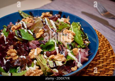 Köstlicher Salat mit einer Mischung aus Salat, Walnüssen, nativem Olivenöl extra, Balsamico-Essig, Mayonnaise und Salz Stockfoto