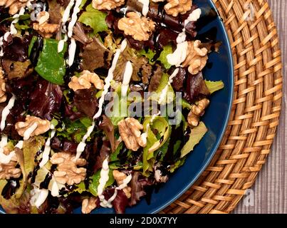 Salat mit einer Mischung aus Salat, Walnüssen, nativem Olivenöl extra, Balsamico-Essig, Mayonnaise und Salz Stockfoto