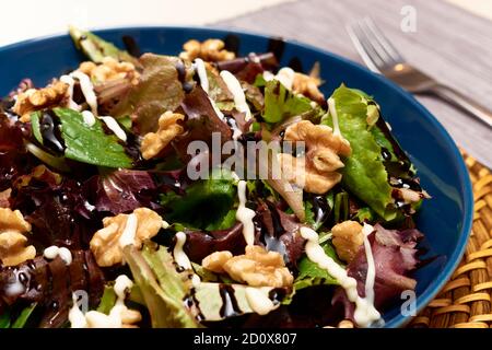 Veganer mediterraner Salat mit einer Mischung aus Salat, Walnüssen, Balsamico-Essig, nativem Olivenöl extra, Salz und Mayonnaise Stockfoto