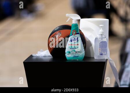 Bilbao, Baskenland, SPANIEN. Oktober 2020. 03. Oktober 2020, Bilbao, Baskenland, SPANIEN: Reinigungsmaterial für Korbbälle in der Bilbao Arena während des Spiels Liga Endesa Woche 4 zwischen Bilbao Basket und Obradoiro in der Miribilla Bilbao Arena. Kredit: Edu Del Fresno/ZUMA Wire/Alamy Live Nachrichten Stockfoto