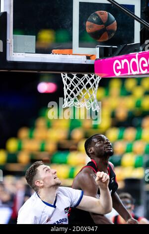 Bilbao, Baskenland, SPANIEN. Oktober 2020. 03. Oktober 2020, Bilbao, Baskenland, SPANIEN: Spieler, die während des Spiels Liga Endesa Woche 4 zwischen Bilbao Basket und Obradoiro in der Miribilla Bilbao Arena nach dem Rebound suchen. Kredit: Edu Del Fresno/ZUMA Wire/Alamy Live Nachrichten Stockfoto