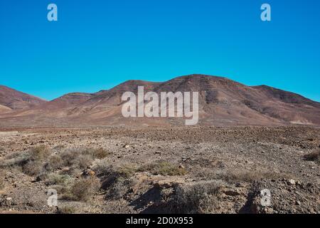Vulkanische Felsen auf Lanzarote an einem sonnigen Tag in der Sommer Stockfoto