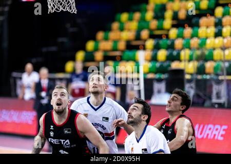 Bilbao, Baskenland, SPANIEN. Oktober 2020. 03. Oktober 2020, Bilbao, Baskenland, SPANIEN: Die Spieler warten auf den Ball, um den Rebound während der Liga Endesa Woche 4 Spiel zwischen Bilbao Basket und Obradoiro in der Miribilla Bilbao Arena zu nehmen. Kredit: Edu Del Fresno/ZUMA Wire/Alamy Live Nachrichten Stockfoto