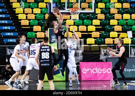 Bilbao, Baskenland, SPANIEN. Oktober 2020. 03. Oktober 2020, Bilbao, Baskenland, SPANIEN: ONDREJ BALVIN (12) springt während der Liga Endesa Woche 4 Spiel zwischen Bilbao Basket und Obradoiro in der Miribilla Bilbao Arena in den Korb. Kredit: Edu Del Fresno/ZUMA Wire/Alamy Live Nachrichten Stockfoto