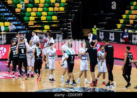 Bilbao, Baskenland, SPANIEN. Oktober 2020. 03. Oktober 2020, Bilbao, Baskenland, SPANIEN: Die Spieler feuern sich gegenseitig nach dem Spiel der Liga Endesa Woche 4 zwischen Bilbao Basket und Obradoiro in der Miribilla Bilbao Arena an. Kredit: Edu Del Fresno/ZUMA Wire/Alamy Live Nachrichten Stockfoto
