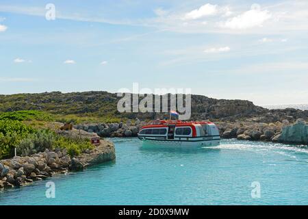 Boot bei Pirates Cove bei Half Moon Cay, Little San Salvador Island, Bahamas. Half Moon Cay ist eine Privatinsel im Besitz der Holland America Line in der Stockfoto