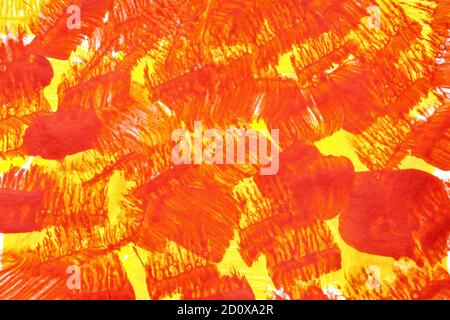Zufällige lebhafte rote und gelbe Pinselstriche können als Hintergrund verwendet werden. Bemalte Textur Stockfoto