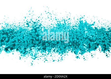 Grüner expressiver Streifen mit Spritzern und Blots isoliert auf weißem Hintergrund. Handgezeichnete Textur Stockfoto