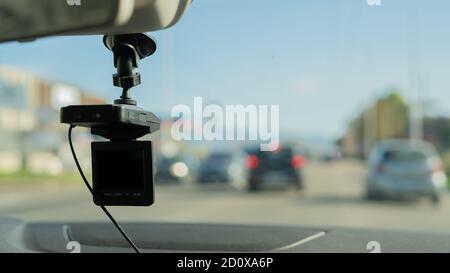 Auto-Videokamera (Dashcam) im Inneren des Autos auf der Autobahn mit verschwommenem Hintergrund der Autobahn Straße, aus der Perspektive des Fahrers. Konzept der Radar-Info Stockfoto