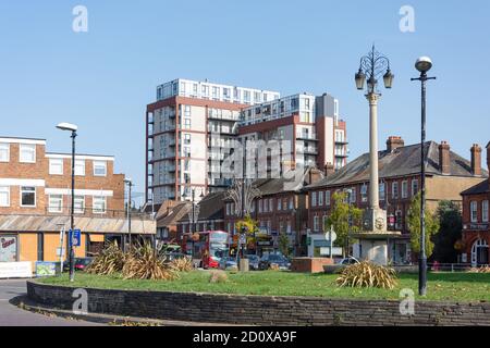 The Fountain Roundabout and High Street, New Malden, Royal Borough of Kingston upon Thames, Greater London, England, Vereinigtes Königreich Stockfoto