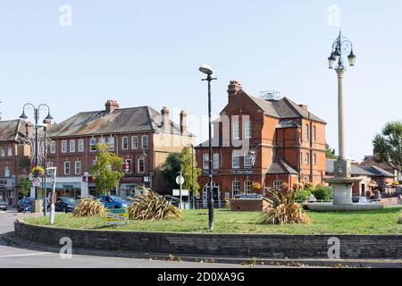 The Fountain Roundabout and High Street, New Malden, Royal Borough of Kingston upon Thames, Greater London, England, Vereinigtes Königreich Stockfoto