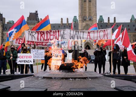 Armenische Führung Protest gegen die aserbaidschanische Aggression auf Artzach vor dem kanadischen Parlament zu stoppen. Ottawa, Kanada. Oktober 2020. Stockfoto
