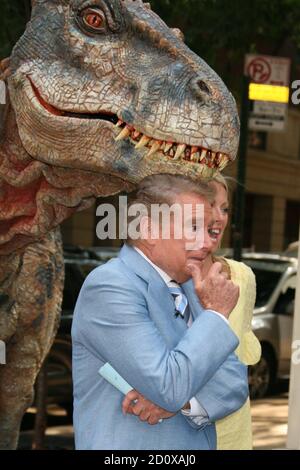 Regis Philbin und Kelly Ripa drehen am 15. August 2007 ein Segment mit einem lebensgroßen Dinosaurier aus "Walking with Dinosaurs-the Live Experience" auf "Live with Regis and Kelly" vor dem ABC Studio in New York City. Foto: Henry McGee/MediaPunch Stockfoto