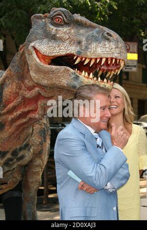 Regis Philbin und Kelly Ripa drehen am 15. August 2007 ein Segment mit einem lebensgroßen Dinosaurier aus "Walking with Dinosaurs-the Live Experience" auf "Live with Regis and Kelly" vor dem ABC Studio in New York City. Foto: Henry McGee/MediaPunch Stockfoto