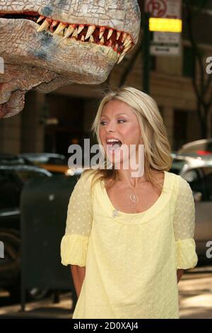 Kelly Ripa filmt einen Ausschnitt mit einem lebensgroßen Dinosaurier aus "Walking with Dinosaurs-the Live Experience" auf "Live with Regis and Kelly" vor dem ABC Studio in New York City am 15. August 2007. Foto: Henry McGee/MediaPunch Stockfoto