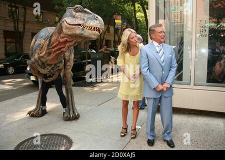 Kelly Ripa und Regis Philbin Filmen einen Ausschnitt mit einem lebensgroßen Dinosaurier aus "Walking with Dinosaurs-the Live Experience" auf "Live with Regis and Kelly" vor dem ABC Studio in New York City am 15. August 2007. Foto: Henry McGee/MediaPunch Stockfoto