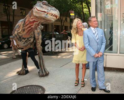 Kelly Ripa und Regis Philbin Filmen einen Ausschnitt mit einem lebensgroßen Dinosaurier aus "Walking with Dinosaurs-the Live Experience" auf "Live with Regis and Kelly" vor dem ABC Studio in New York City am 15. August 2007. Foto: Henry McGee/MediaPunch Stockfoto