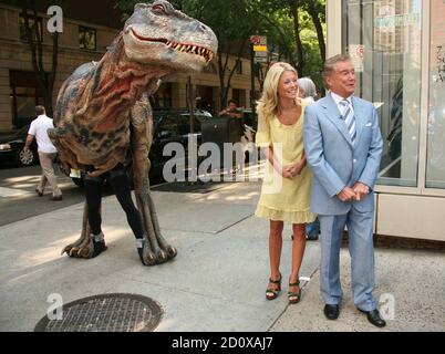 Kelly Ripa und Regis Philbin Filmen einen Ausschnitt mit einem lebensgroßen Dinosaurier aus "Walking with Dinosaurs-the Live Experience" auf "Live with Regis and Kelly" vor dem ABC Studio in New York City am 15. August 2007. Foto: Henry McGee/MediaPunch Stockfoto