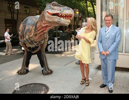 Kelly Ripa und Regis Philbin Filmen einen Ausschnitt mit einem lebensgroßen Dinosaurier aus "Walking with Dinosaurs-the Live Experience" auf "Live with Regis and Kelly" vor dem ABC Studio in New York City am 15. August 2007. Foto: Henry McGee/MediaPunch Stockfoto