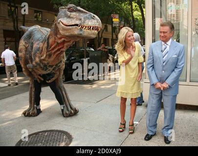 Kelly Ripa und Regis Philbin Filmen einen Ausschnitt mit einem lebensgroßen Dinosaurier aus "Walking with Dinosaurs-the Live Experience" auf "Live with Regis and Kelly" vor dem ABC Studio in New York City am 15. August 2007. Foto: Henry McGee/MediaPunch Stockfoto