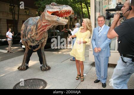 Kelly Ripa und Regis Philbin Filmen einen Ausschnitt mit einem lebensgroßen Dinosaurier aus "Walking with Dinosaurs-the Live Experience" auf "Live with Regis and Kelly" vor dem ABC Studio in New York City am 15. August 2007. Foto: Henry McGee/MediaPunch Stockfoto