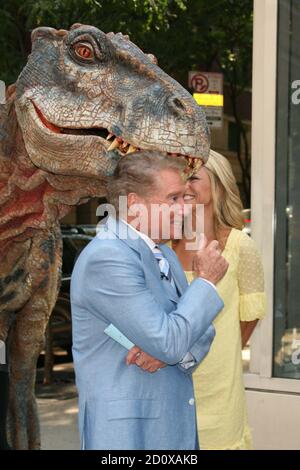 Regis Philbin und Kelly Ripa drehen am 15. August 2007 ein Segment mit einem lebensgroßen Dinosaurier aus "Walking with Dinosaurs-the Live Experience" auf "Live with Regis and Kelly" vor dem ABC Studio in New York City. Foto: Henry McGee/MediaPunch Stockfoto