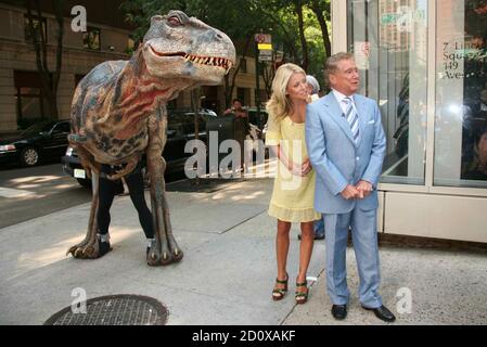 Kelly Ripa und Regis Philbin Filmen einen Ausschnitt mit einem lebensgroßen Dinosaurier aus "Walking with Dinosaurs-the Live Experience" auf "Live with Regis and Kelly" vor dem ABC Studio in New York City am 15. August 2007. Foto: Henry McGee/MediaPunch Stockfoto