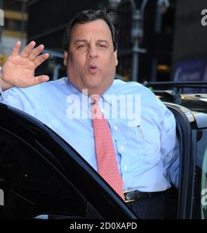 Manhattan, Vereinigte Staaten Von Amerika. Februar 2013. NEW YORK, NY - 04. FEBRUAR: Der Gouverneur von New Jersey Chris Christie verlässt die "Late Show with David Letterman"-Aufnahme im Ed Sullivan Theater am 4. Februar 2013 in New York City. Personen: GOV Chris Christie Kredit: Storms Media Group/Alamy Live News Stockfoto