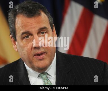 Trenton, Vereinigte Staaten Von Amerika. November 2015. TRENTON, New Jersey - FEBRUAR 24: New Jersey Gov. Chris Christie im Statehouse in Trenton gab am 24. November 2015 in Trenton, New Jersey, eine Ankündigung bezüglich der Bemühungen, das Stigma im Zusammenhang mit Drogenabhängigkeit zu beenden. Menschen: New Jersey Gouverneur Chris Christie Kredit: Storms Media Group/Alamy Live Nachrichten Stockfoto