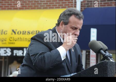 BELMAR, NJ - OKTOBER 29: Der Gouverneur von New Jersey Chris Christie und seine Frau Mary Pat nehmen zwei Jahre nach dem Hurrikan Sandy am 29. Oktober 2014 in Belmar, New Jersey, an einer Veranstaltung in Belmar Teil. Hurrikan Sandy wurde als der tödlichste und zerstörerischste Hurrikan der atlantischen Hurrikansaison 2012 registriert. Es verursachte Schäden in Höhe von über 68 Milliarden Dollar, und Hunderte von Menschen wurden auf dem Weg des Sturms in sieben Ländern getötet. Heute markiert, als seine Sturmflut traf New York City und die Umgebung, die Straßen, Tunnel und U-Bahn-Linien überschwemmt und Strom in und um die Stadt Menschen: Gov Stockfoto